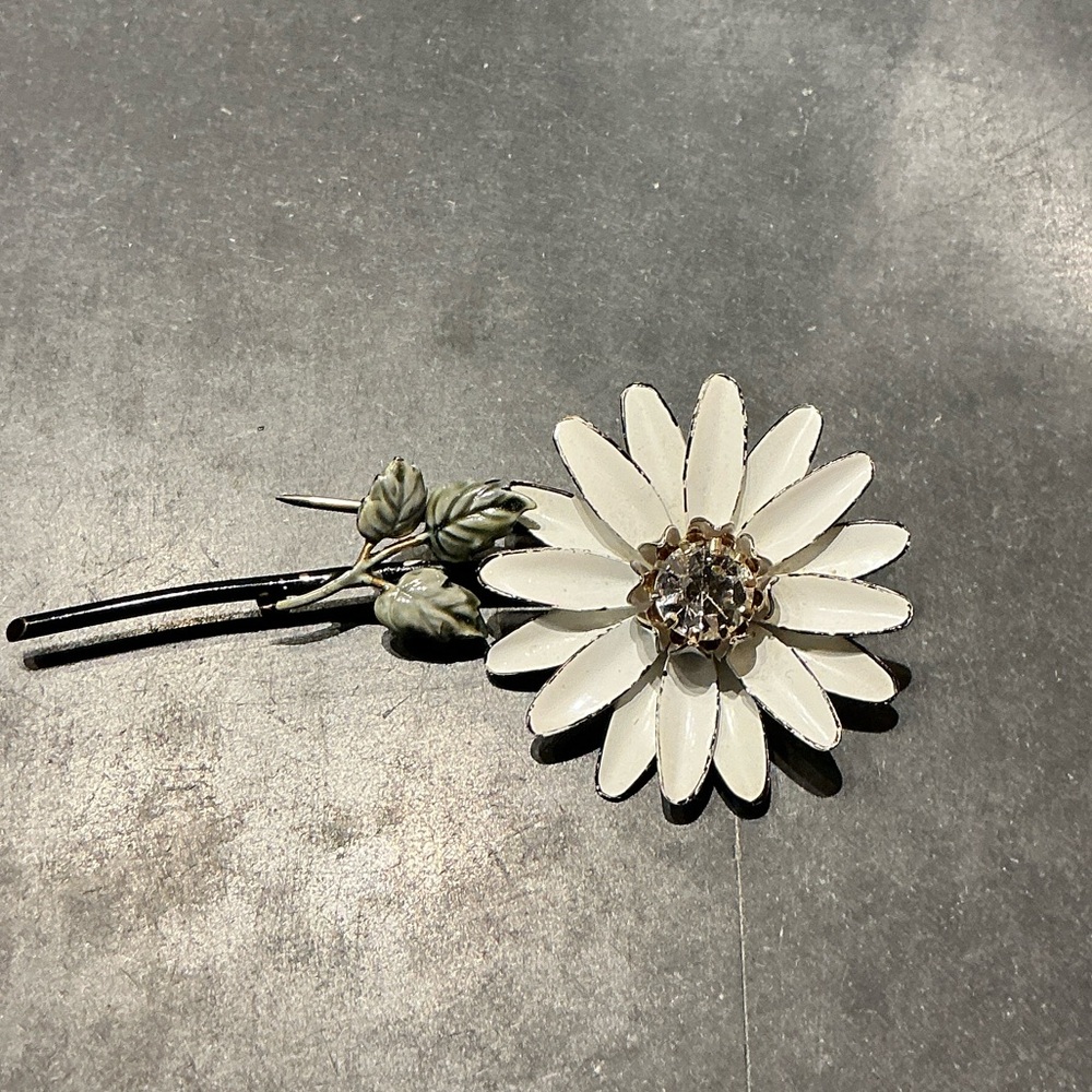 Vintage Elegant White Floral brooch